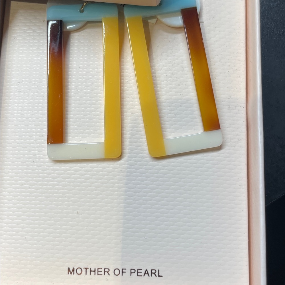 ParkerRose Multicolor Geometric Earrings
Tortoise shell mother of pearl
NIB - Picture 3 of 3